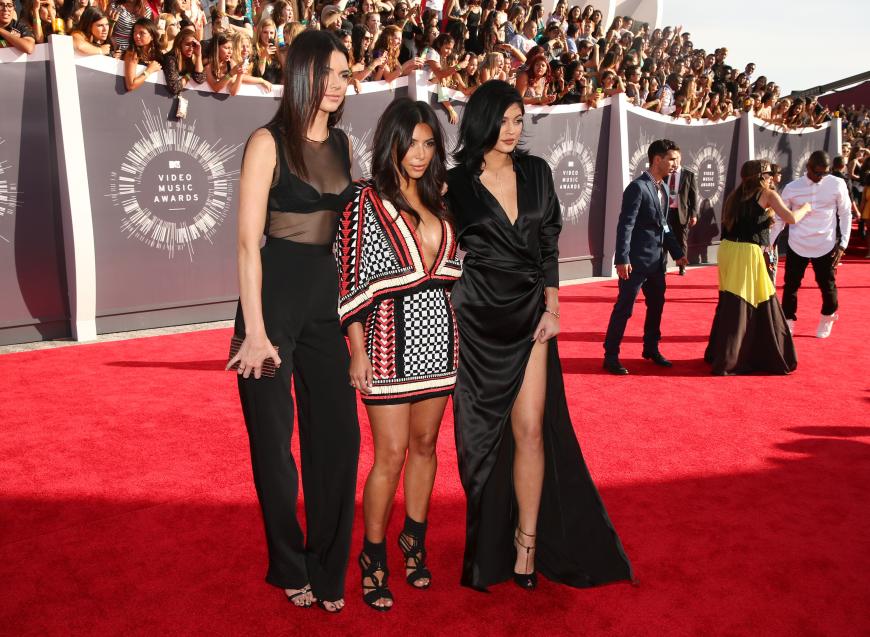 Bei den Kardashians gibt es innerhalb der Familie krasse Größenunterschiede. Das Topmodel der Familie, Kendall Jenner, ist 1,79 Meter, Kim Kardashian kleine 1,59 Meter und Kylie Jenner gesellt sich mit 1,69 Metern dazwischen.