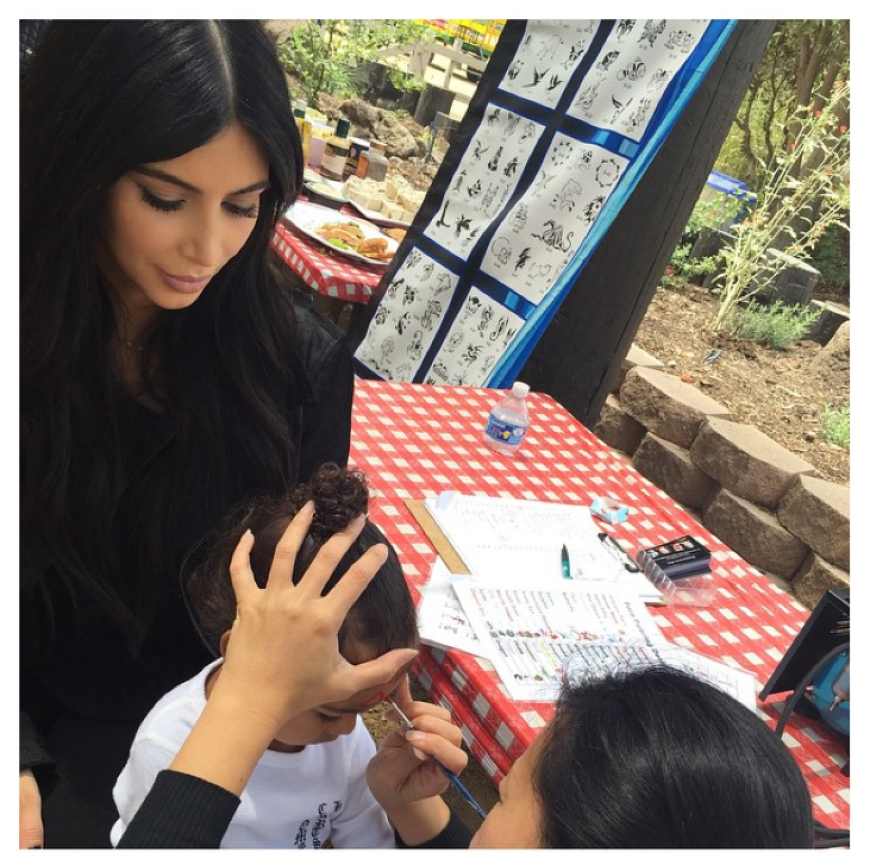 Wie alle kleinen Mädchen liebt es auch die Tochter von Kim Kardashian sich zu verkleiden ...