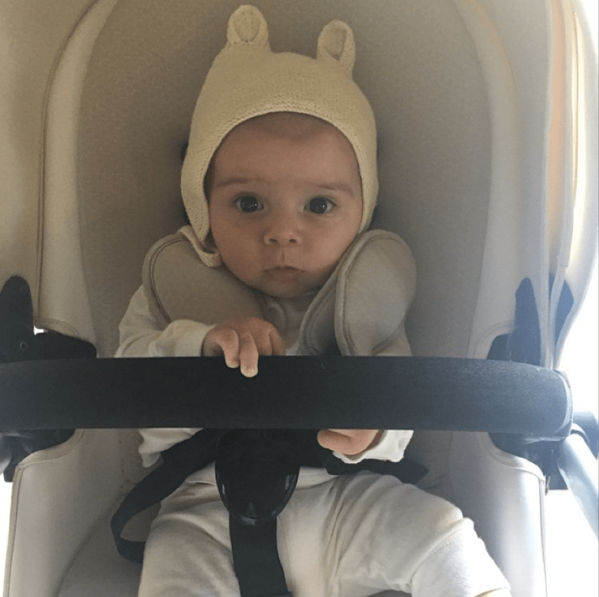 Dürfen wir vorstellen: Das ist Kourtney Kardashians und Scott Disicks dritter Spross Sohnemann Reign Aston, der am 14. Dezember 2014 das Licht der Welt erblickte. Wie es der Zufall wollte, hat am gleichen Tag hat auch sein großer Bruder Mason Geburtstag.
