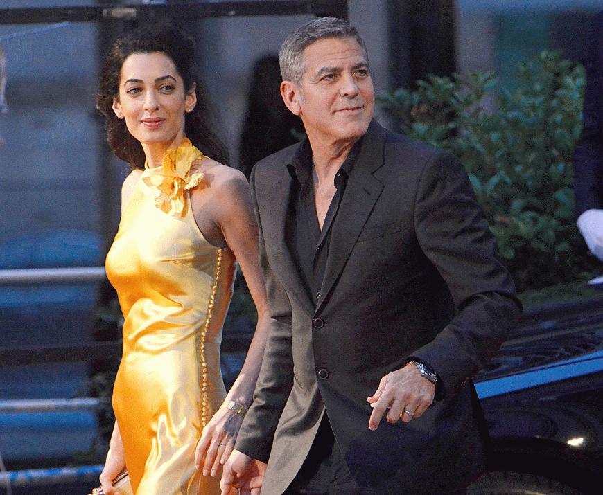 ...bei der Premiere wird dann noch deutlicher, wie mager Amal Clooney wirklich ist. Von der Seite fotografiert wirkt sie kaum breiter als ein kleines Kind. Schwangerschaftsgerüchte wären hiermit dementiert.