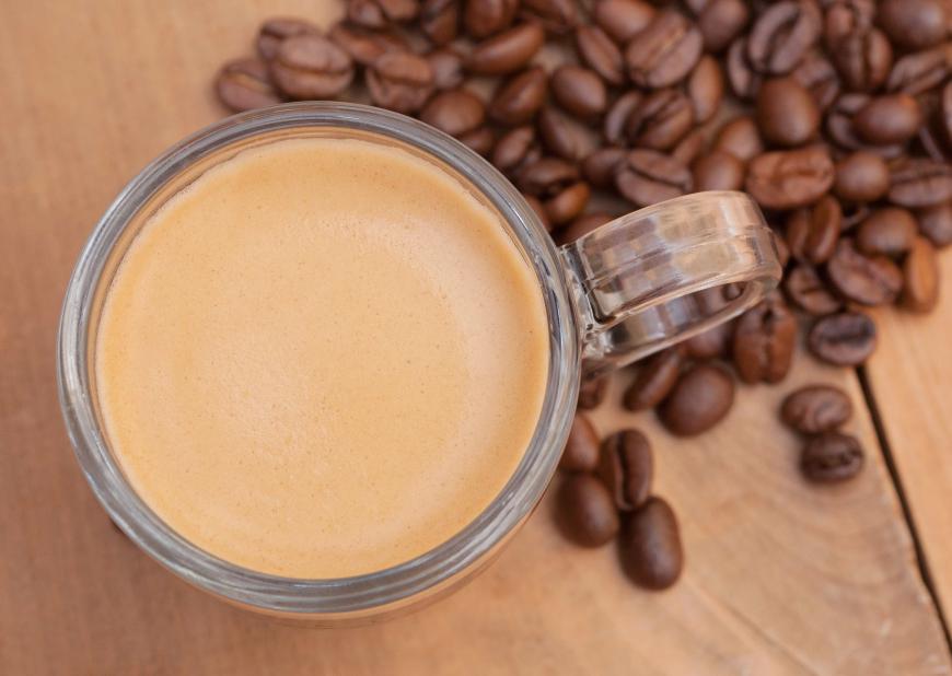 Bulletproof-Kaffee
ZUTATEN: 2 Tassen kochend heiß aufgebrühter Kaffee aus hochwertigen Kaffeebohnen • bis zu 2 EL ungesalzene Weidebutter • bis zu 2 EL Brain Octane C8 MCT-Öl (Öl aus mittelkettigen Fettsäuren), alternativ eignet sich auch Kokosöl ZUBEREITUNG: Alles in den Mixer geben (funktioniert zur Not auch mit dem Stabmixer) und mixen, bis sich oben eine dicke Schaumschicht bildet. Auf Wunsch Zimt, Vanille, dunkle Schokolade oder Süßungsmittel zugeben.