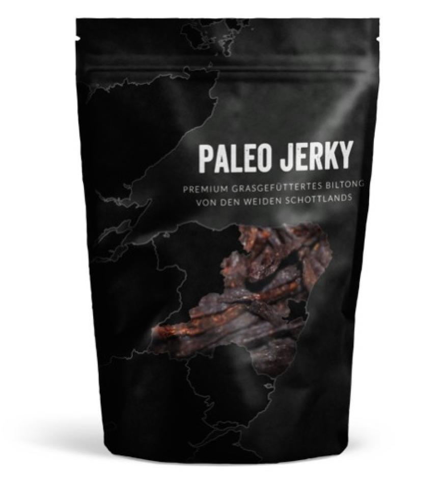 Wir durften zum ersten Mal Beef Jerky kosten. Nicht allen in der Redaktion hat der salzige Snack gefallen, andere sind aber schon süchtig und können gar nicht genug davon bekommen! In den USA sind schon längst alle verrückt nach dem neuen Food-Trend. Paleo Jerky von den Weiden Schottlands kann pro Packung außerdem 48 g Protein vorweisen. Wenn das kein Argument ist, mal zu probieren, wissen wir auch nicht weiter. Ab 13,90 Euro HIER SHOPPEN