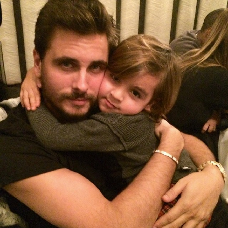 Ganz der Papa! So süß kuschelt Mason Dash Disick mit seinem Daddy Scott an dessen Geburtstag. Mit diesem Hundeblick kann Mutter Kourtney Kardashian den beiden sicher nichts ausschlagen - verständlich.
