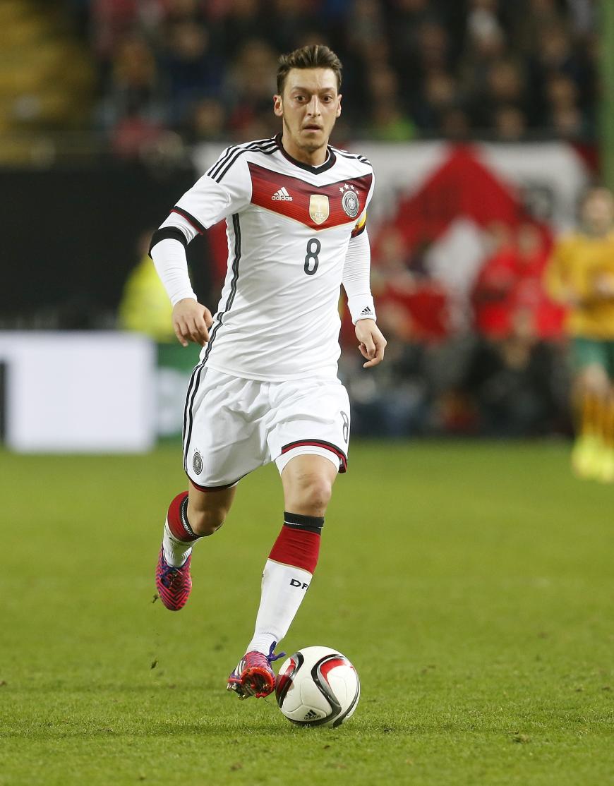 Mandys Freund Mesut Özil hat eine gute Größe für das Mittelfeld: 1,80 Meter.