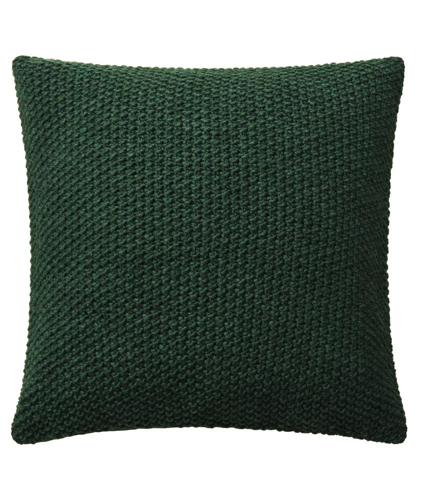 Tiefes Grün ist eine unserer Lieblingsfarben. In dieses Kissen wollen wir uns am liebsten sofort reinkuscheln! Ab Juni bei H&M Home, 19,99 Euro