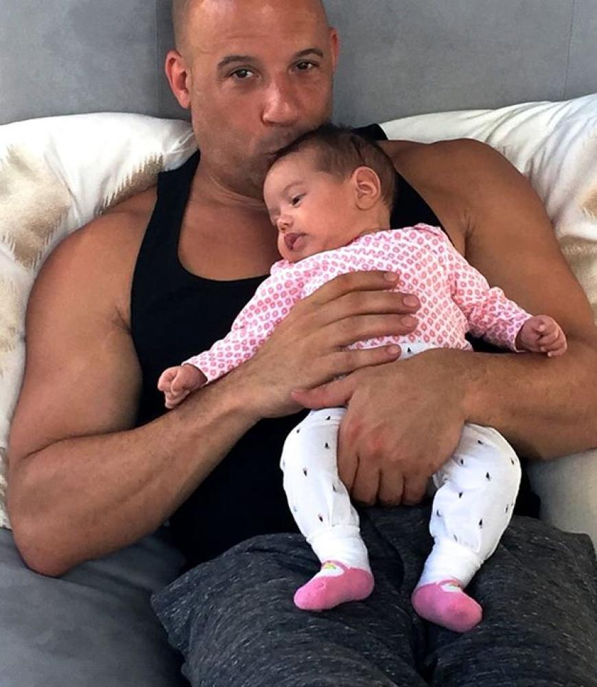 Oh, starker Mann ganz zart! Wenn Vin Diesel seine kleine Tochter Pauline in den Armen hält, wird der Action-Star zum Schmuse-Bär.