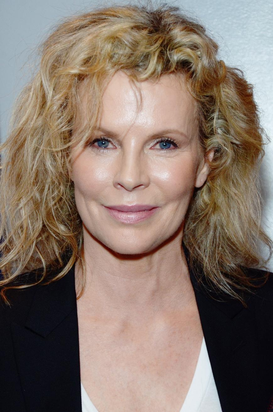 Klar, die Haut ist glatt wie die einer 20-Jährigen - aber gut sieht das Ergebnis bei Kim Basinger trotzdem nicht aus. Das Gesicht der 61-Jährigen wirkt regungslos und festgezurrt.