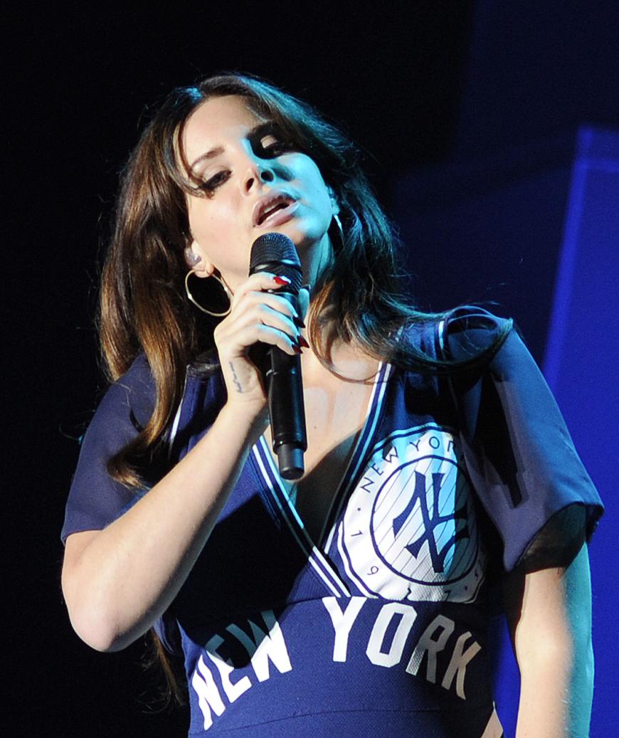 Seit Beginn ihrer Karriere werden Lana Del Rey Schönheitsoperationen vorgeworfen. Können diese Schlauchbootlippen echt sein? Eher nicht. Mysteriös ist auch, dass sie die Form und Größe regelmäßig verändern...