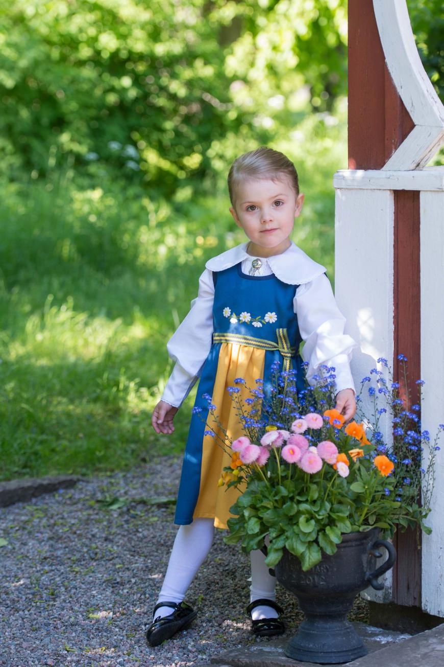 Herzallerliebst! Anlässlich des schwedischen Nationalfeiertages am 6. Juni posiert die dreijährige Estelle in der nationalen Tracht.