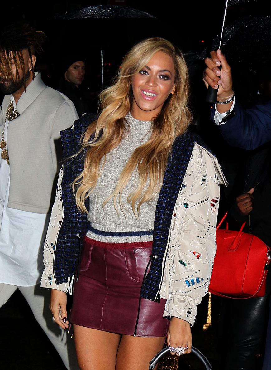 Beyoncé kann keinen Regenschirm halten.