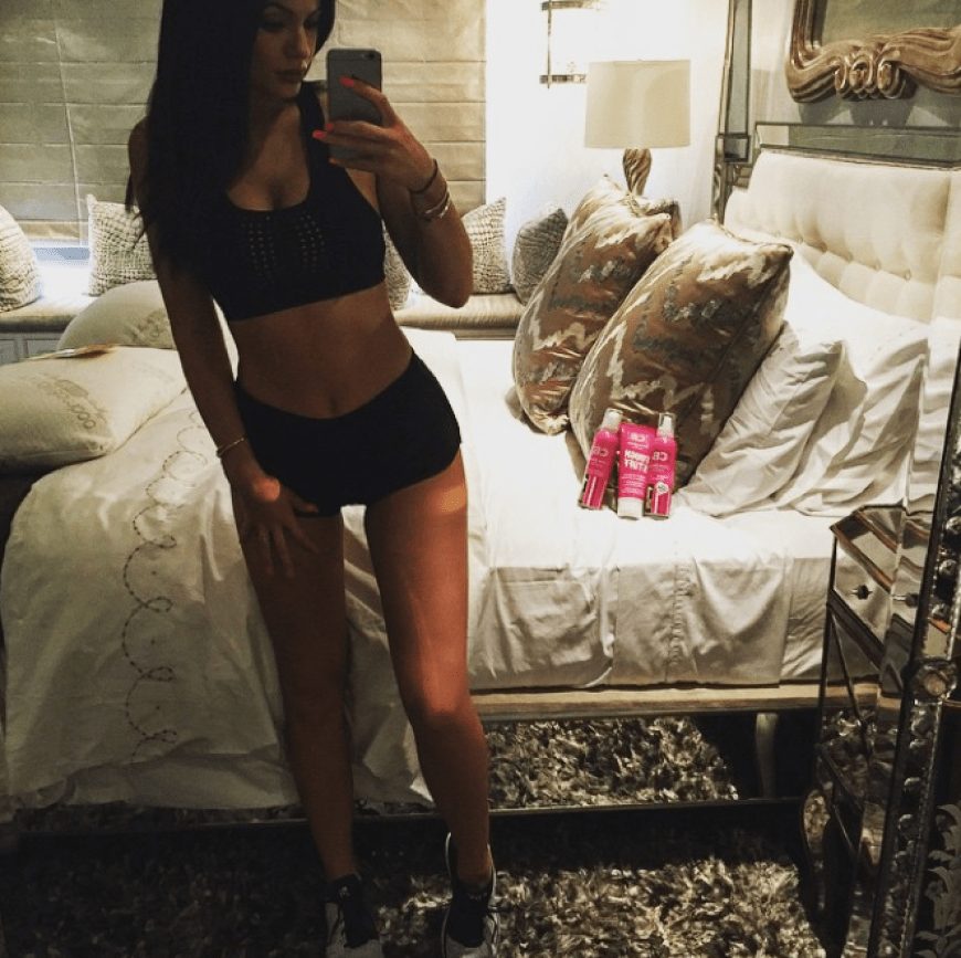 So sieht Werbung bei Kylie Jenner aus: Beim halbnackten Posing präsentiert sie ganz nebenbei Selbstbräunungsprodukte.