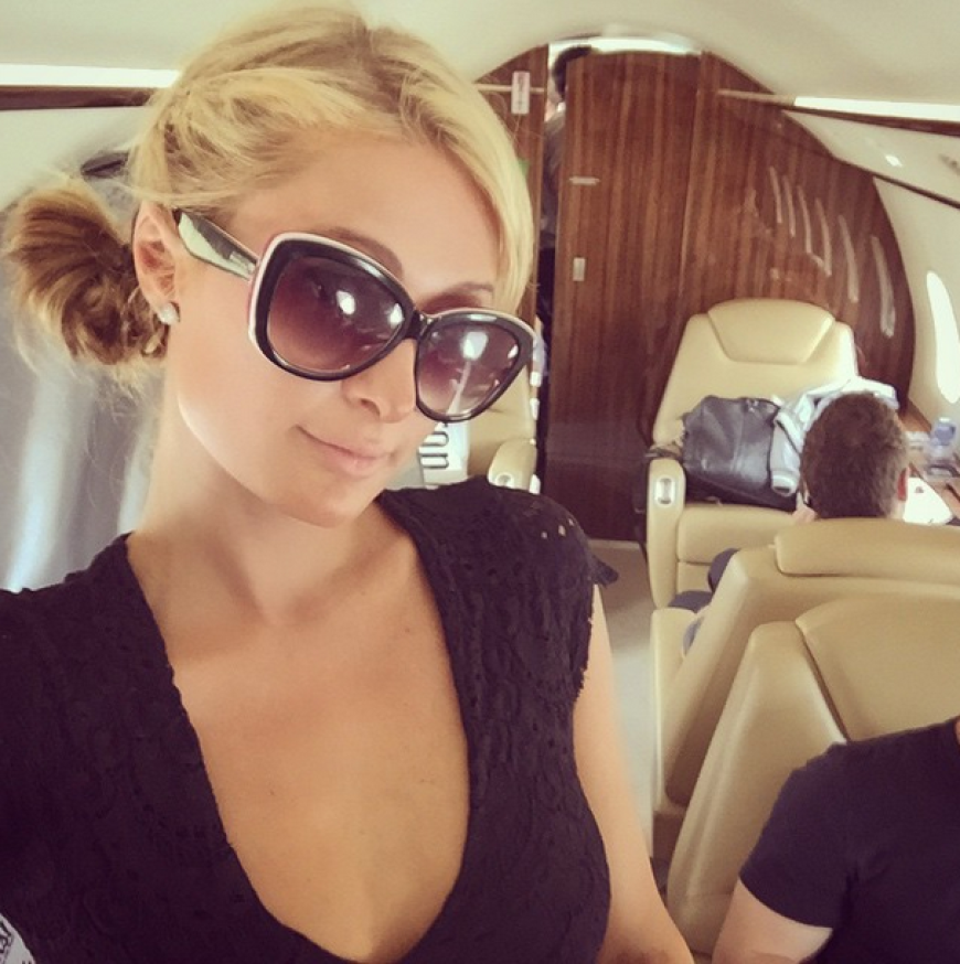 Im kleinen Privat-Jet machte sich Paris Hilton von Zürich auf den Weg nach Ibiza. Ob ihr neuer Schatz wohl mit im Flugzeug saß?