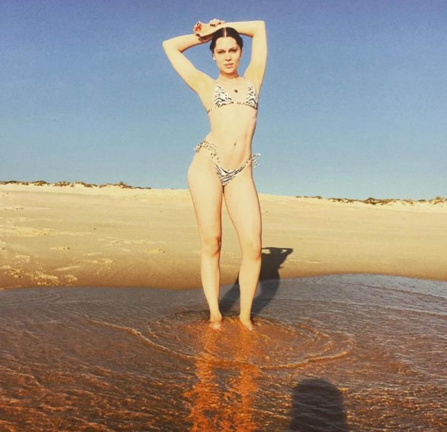 Wow! Ganz natürlich zeigt sich Jessie J im Bikini am Strand...