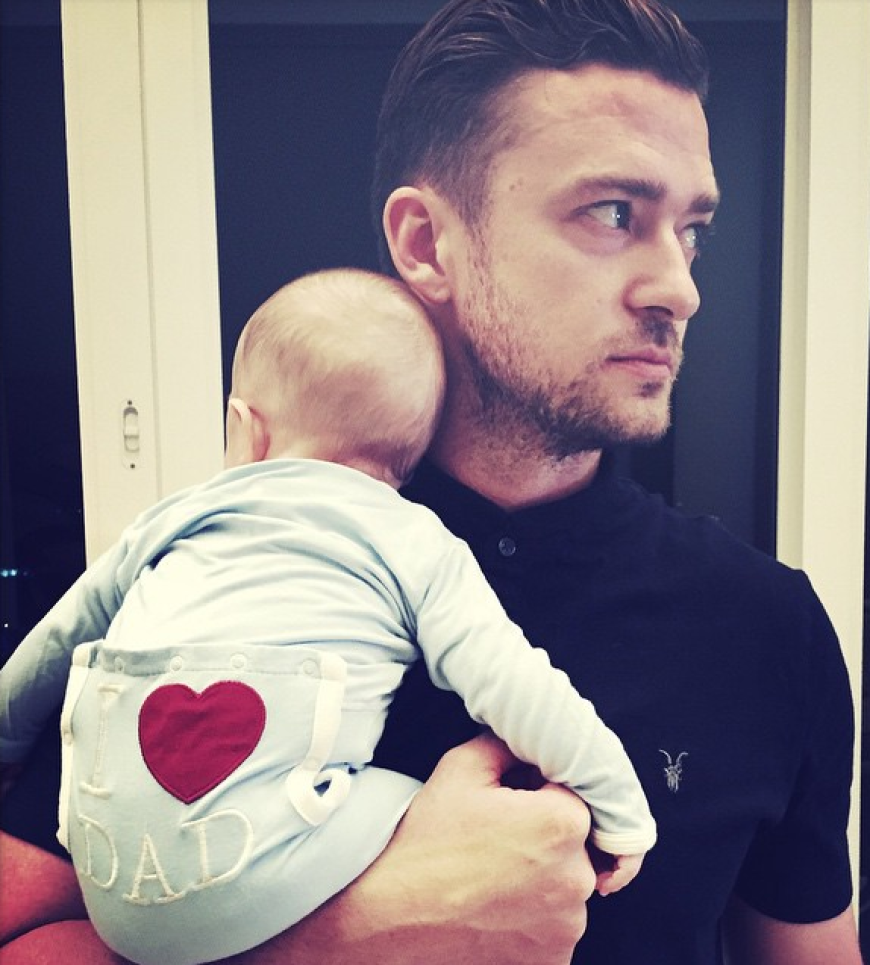 Der erste Vatertag für Justin Timberlake. Passend dazu wurde Söhnchen Silas ein zuckersüßer Strampler angezogen.