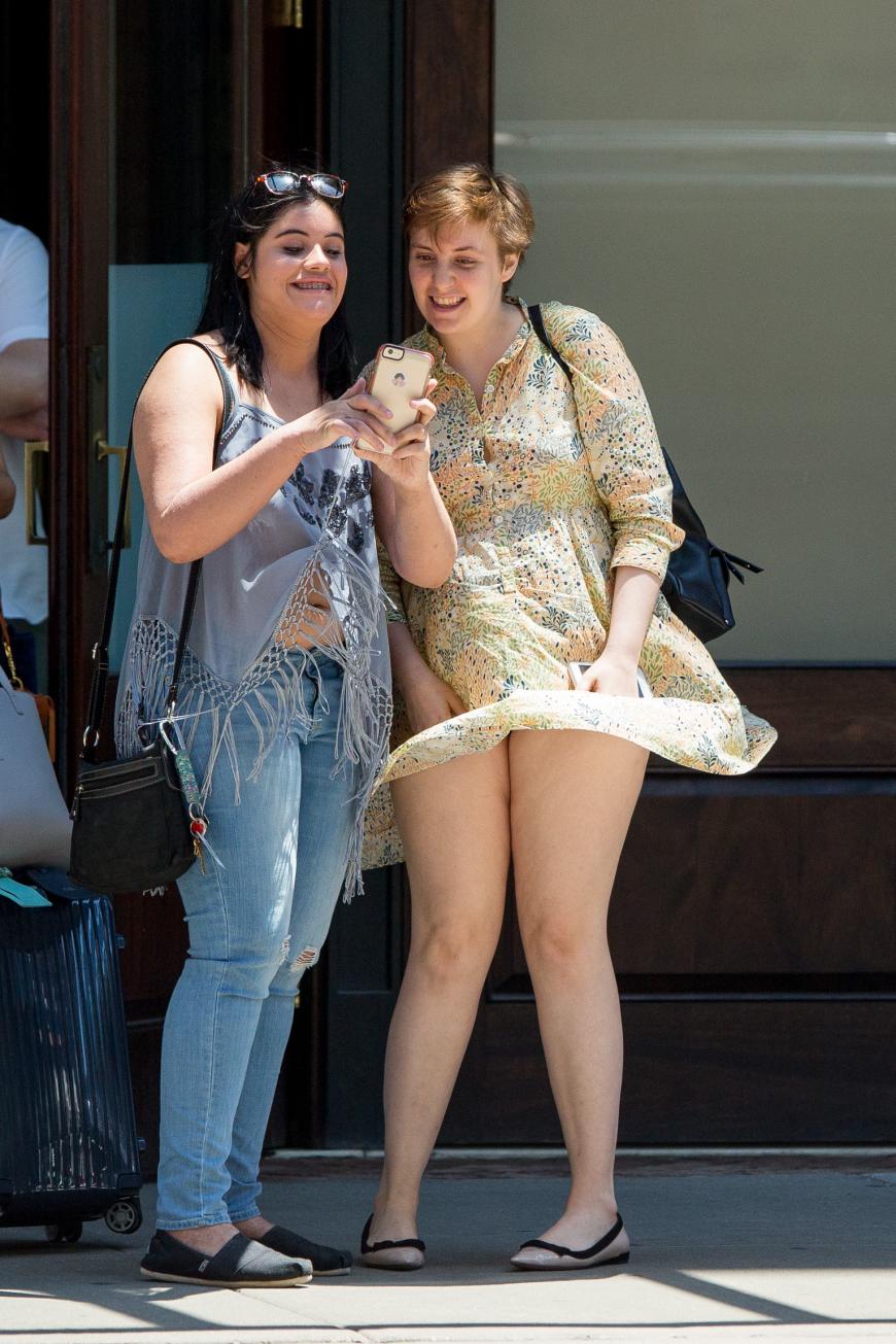 Lena Dunham hat einen Marilyn-Monroe-Moment. Hier ist sie noch bemüht, gegen den Wind anzukämpfen. Doch schon kurz später...