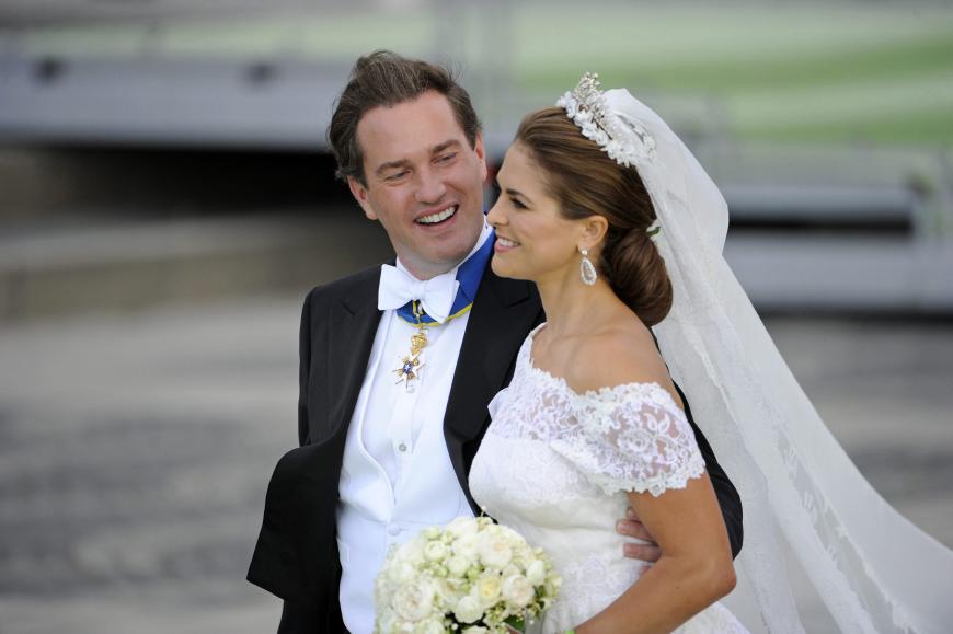 Alles beginnt mit der wunderschönen Hochzeit des britisch-amerikanischen Geschäftsmannes Chris O'Neill und Prinzessin Madeleine von Schweden.