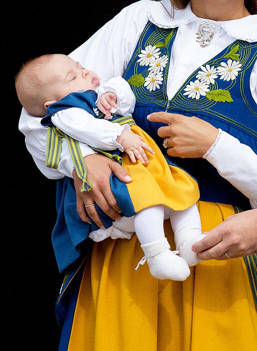Wie niedlich: Mini-Leonore trägt die schwedische Tracht und kleine weiße Schühchen.
