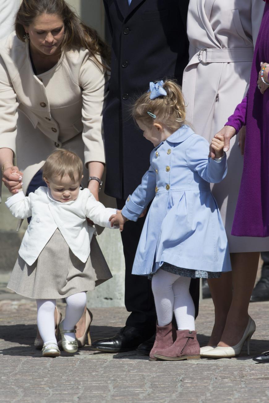 Prinzessin Leonore hat mit ihrer Cousine Estelle (r.) ein kleines Tänzchen gemacht ...