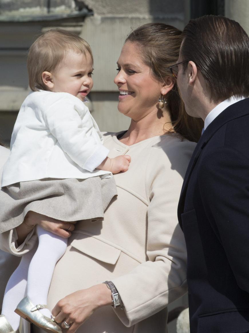 30. April 2015: König Carl XVI. Gustaf von Schweden feiert seinen Geburtstag - und natürlich reist die ganze Familie an. So auch Prinzessin Leonore mit Mama Madeleine.