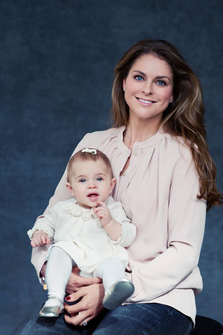 Awww! Prinzessin Madeleine mit Töchterchen Leonore, deren Schleifchen im schütteren Haar an Cousine Estelle erinnert.