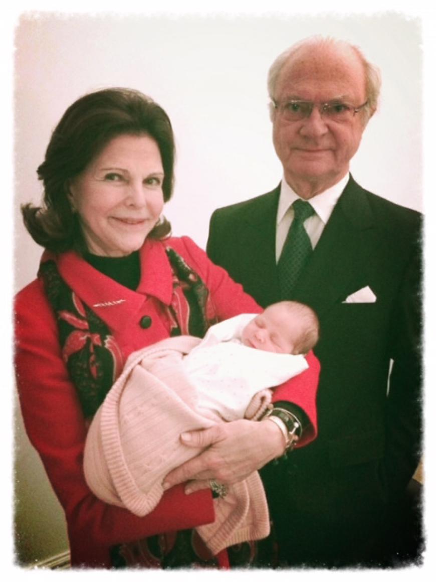 Stolze Großeltern: Das Königspaar Carl XVI Gustaf und Silvia besucht zum ersten Mal seine Enkeltochter.