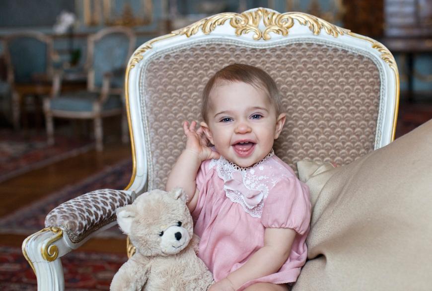 Jey! Anlässlich Leonores 1. Geburtstages am 20. Februar veröffentlichen die schwedischen Royals dieses süße Foto der kleinen Prinzessin und ihrem Teddy.