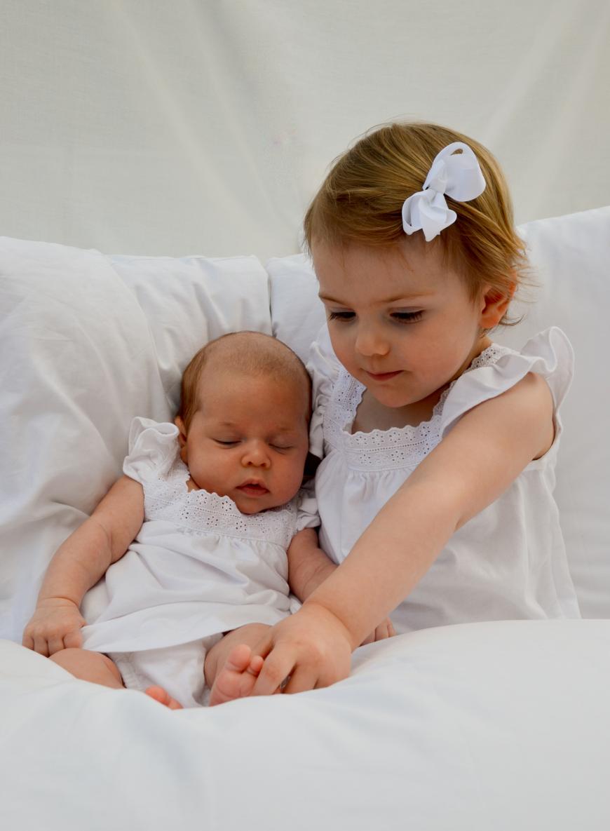 Und da ist sie auch schon! Dieses Foto der royalen Cousinen entsteht, als Kronprinzessin Victoria erstmals mit Tochter Estelle ihre Schwester Madeleine in New York besucht.