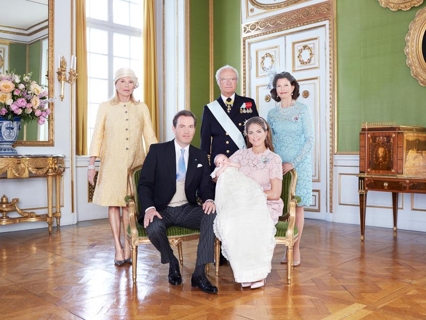 8. Juni 2014: das offizielle Familien-Foto der Taufe von Prinzessin Leonore. Rechts das Königspaar, links Chris O'Neills Mutter.