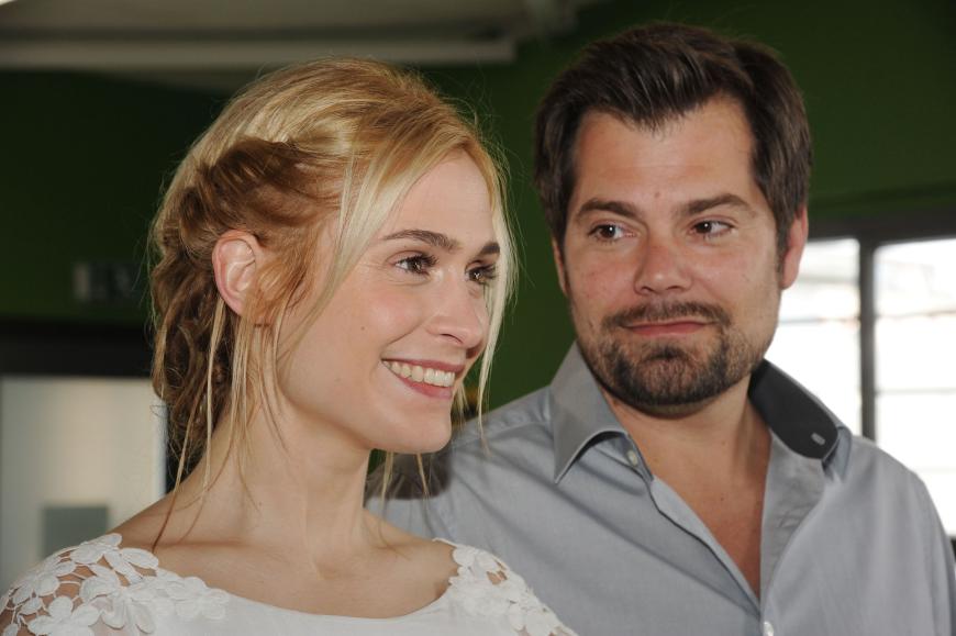 ... trotz der Location sind die beiden fest entschlossen zu heiraten!