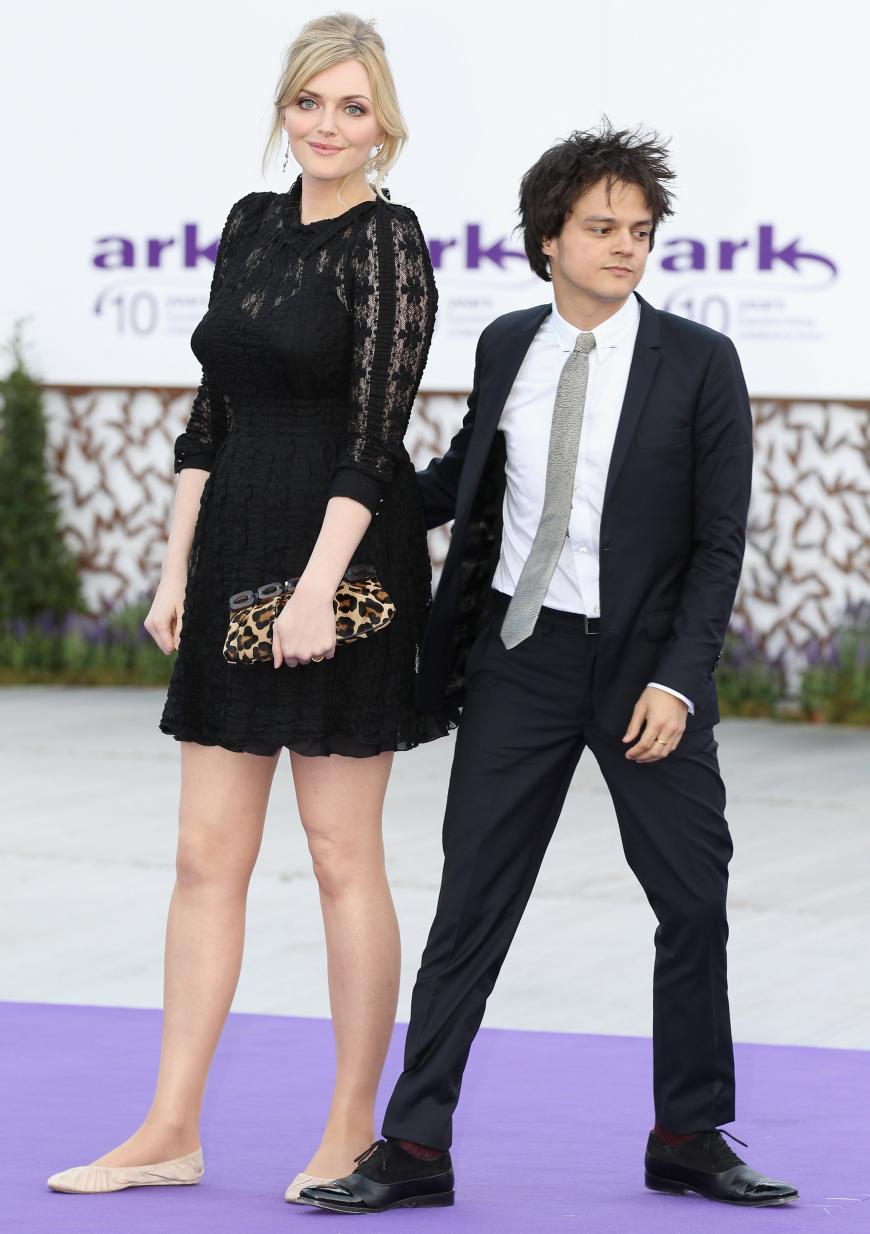 Zugegeben, auf den ersten Blick sieht das schon witzig aus. Jamie Cullum beweist an der Seite von Sophie Dahl aber seit acht Jahren wahre Größe. Der Sänger ist gerade einmal 1,64 Meter groß, Sophia Dahl stolze 1,83 Meter.