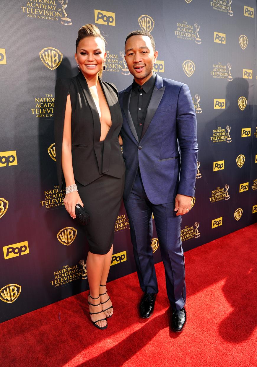 Eigentlich ist Chrissy Teigen einen Zentimeter kleiner als John Legend (1,75 Meter), aber sie liebt hohe Schuhe über alles.
