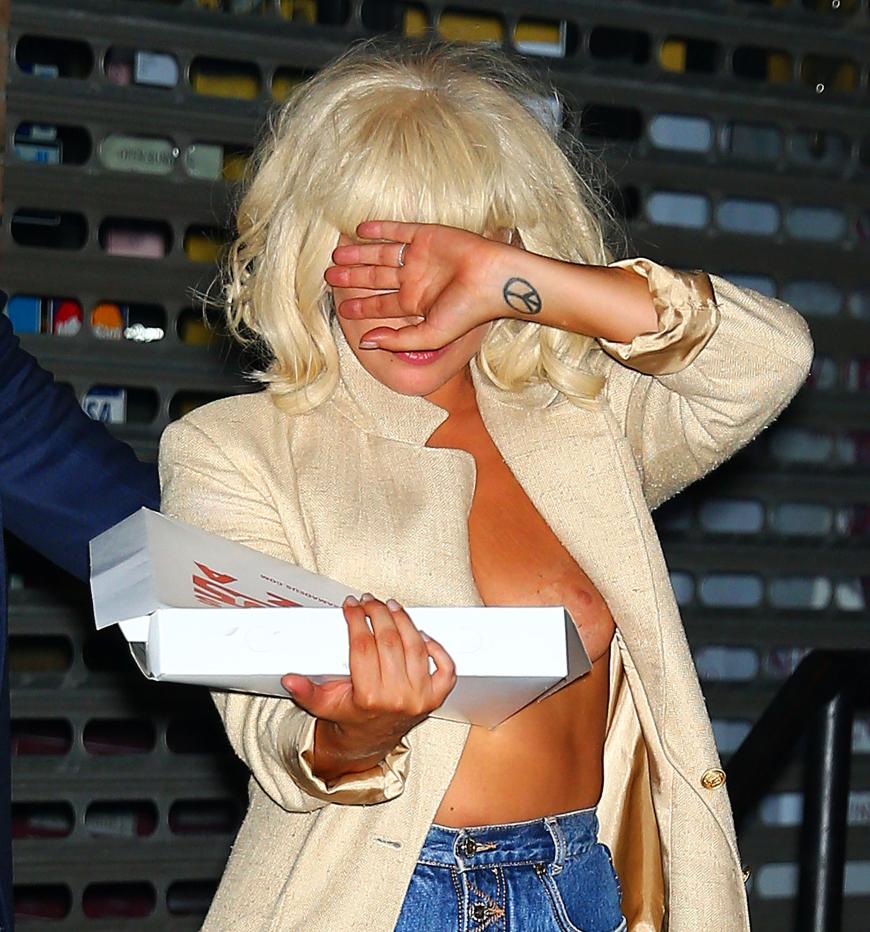 Eine Pizza mit ganz viel Extra, bitte! Lady Gaga spaziert durch New York - warum auch einen BH anziehen?