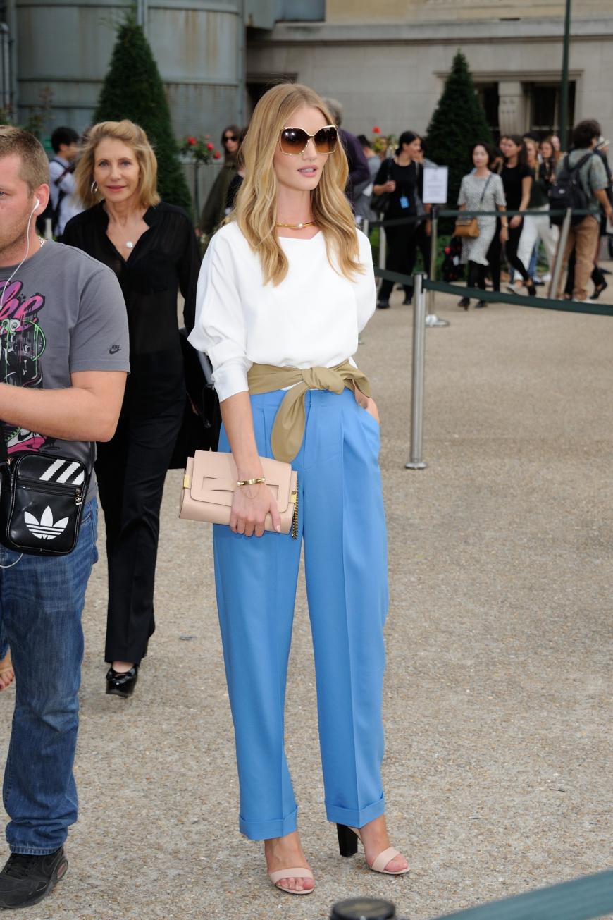 Rosie Huntington-Whitley zeigt, wie ein angemessener Bürostyle aussehen kann: eine schlichte, luftige Bluse kombiniert mit einer weiten Hose und offenen Pumps.
