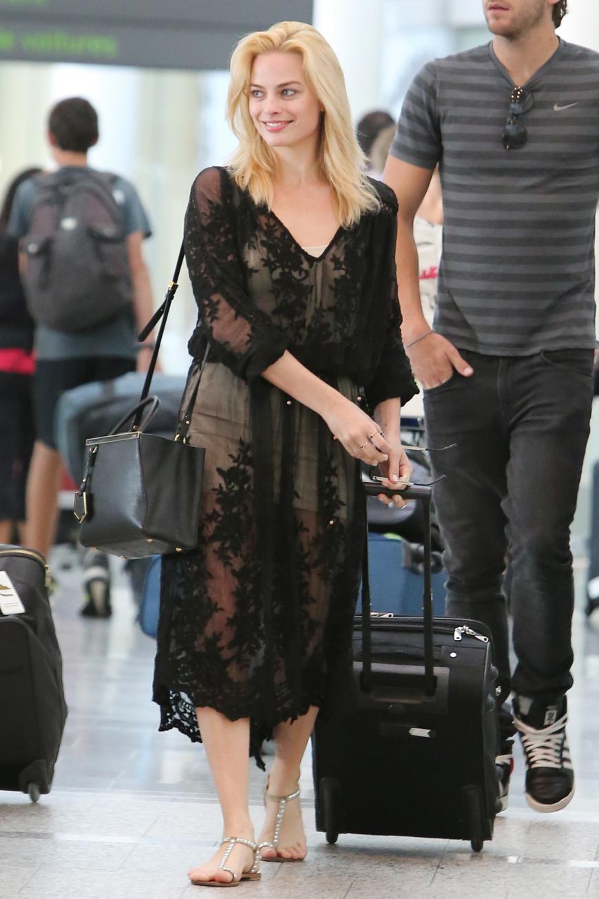 Sieht die frisch aus! Margot Robbie am Flughafen von Toronto. Blass und unfrisiert, keine Schminke dabei - aber Margot sieht trotzdem aus, als hätte sie einen lebenslangen Urlaub hinter sich. Verrate uns bitte dein Geheimnis!