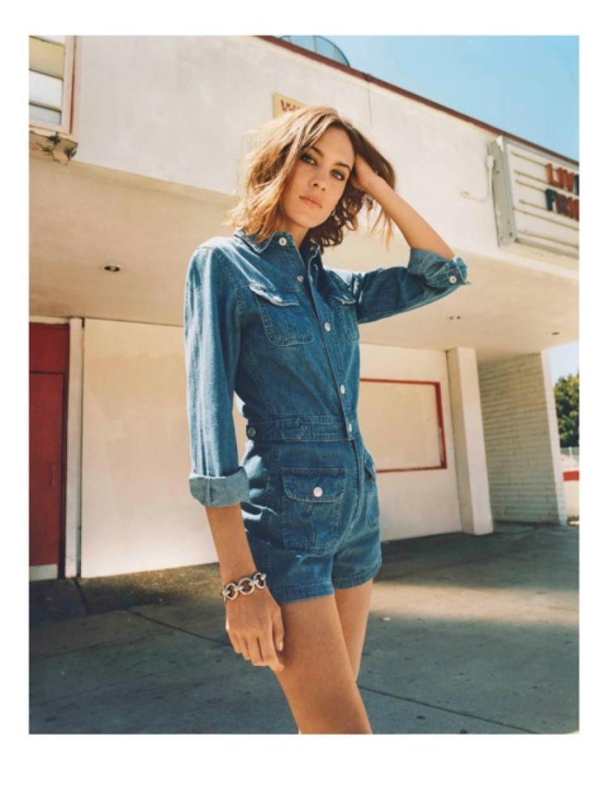 Alexa Chung posiert für ihre zweite Kollektion für AG Jeans