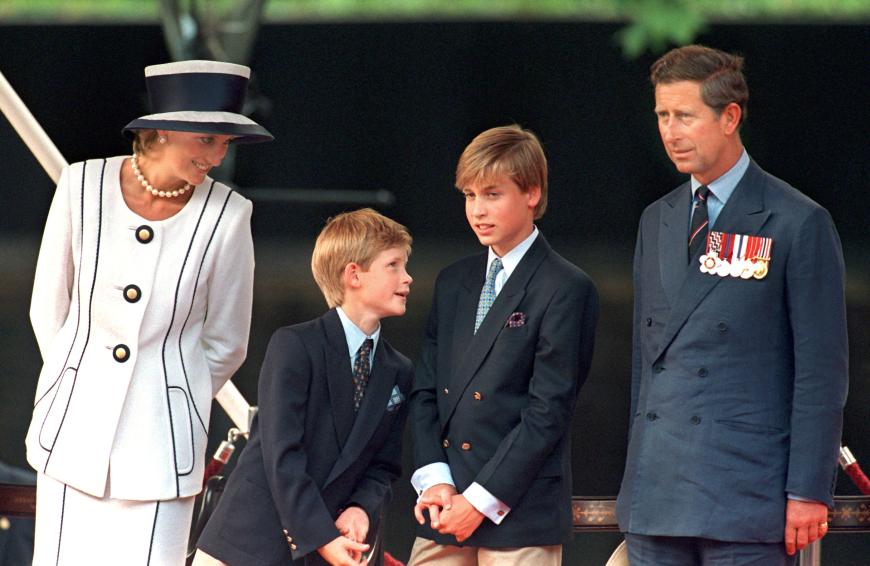 Und auch modisch wandelt sich die anfangs noch eher unscheinbare Prinzessin. Diana setzte in eleganten Kostümen und Cocktailkleidern Akzent - natürlich ohne zu viel Haut zu zeigen.