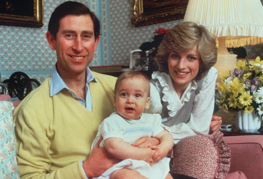 Obwohl Prinz Charles seine Liebe zu Ex-Freundin Camilla Parker-Bowles früh wieder aufwärmte, hielt die Ehe zunächst. Am 21. Juni 1982 kam der kleine Prinz William auf die Welt.