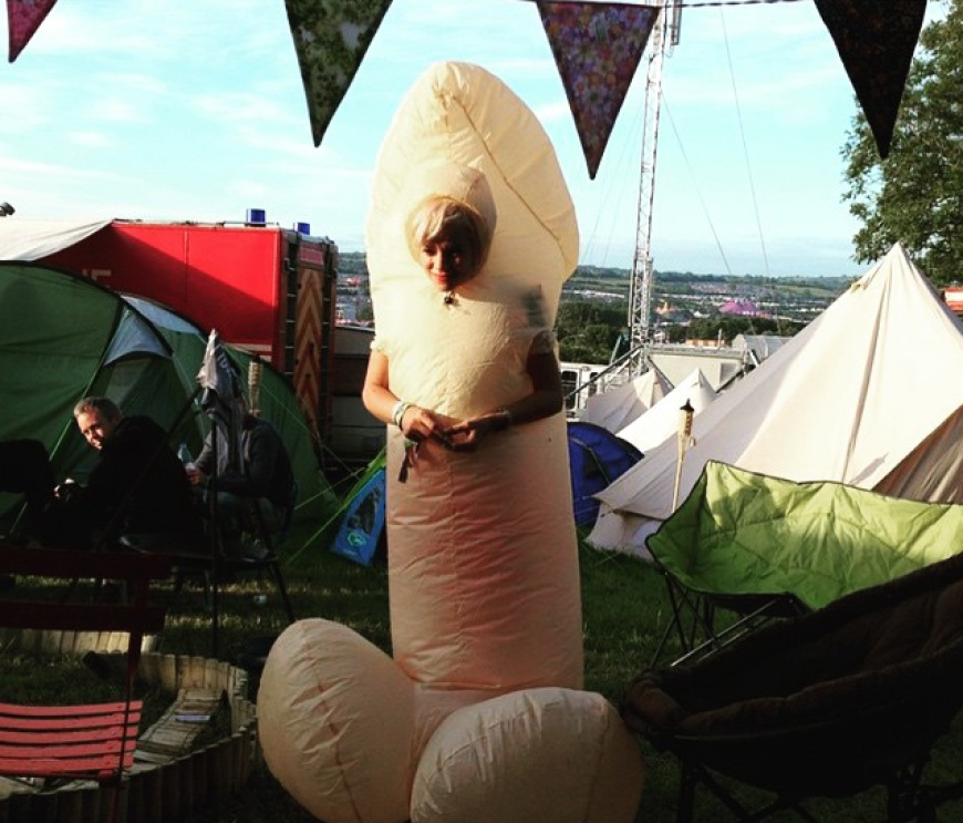 Zeigt, was sie hat: Lily Allen entschied sich morgens vor dem Kleiderschrank für dieses phallus ... ähm fabelhafte Outfit!