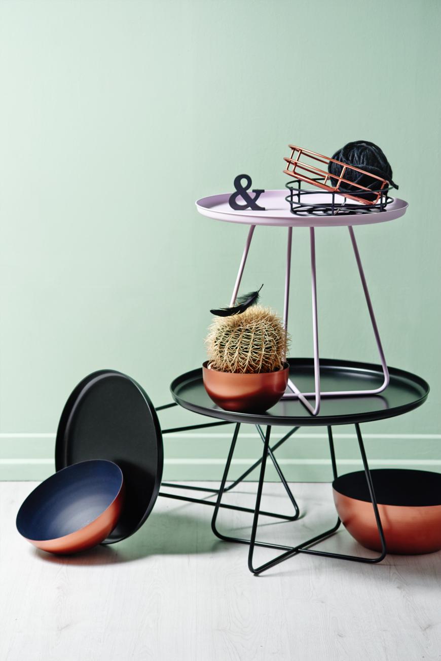 Arrangement aus Beistellstischen uns Kupferaccessoires