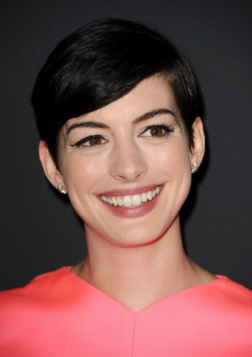 Schauspielerin Anne Hathaway präsentiere sich 2011 erstmalig mit einem Pixie-Cut.