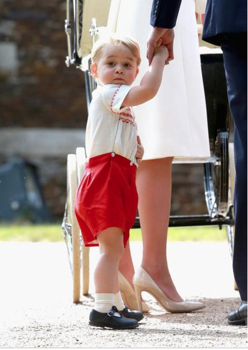 George hängt an seinem Papa - egal wo der kleine Prinz auftaucht verzaubert er die Menschen.
