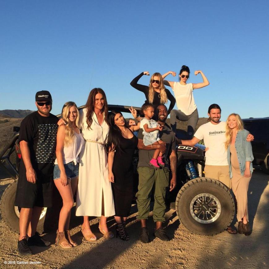 Den Vatertag verbrachte Caitlyn Jenner mit ihren Kindern beim Off Roading und trat den Beweis an, dass man auch in einem schicken Kleid in einem Buggy platz nehmen kann.