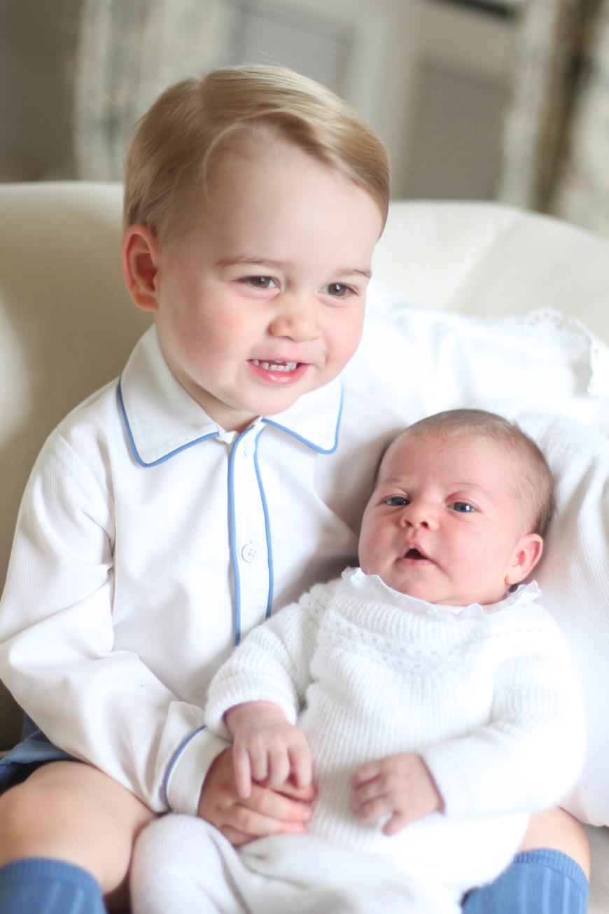 Bei den ersten gemeinsamen Bildern der Royal-Geschwister zeigt Prinz George ein Lächeln.