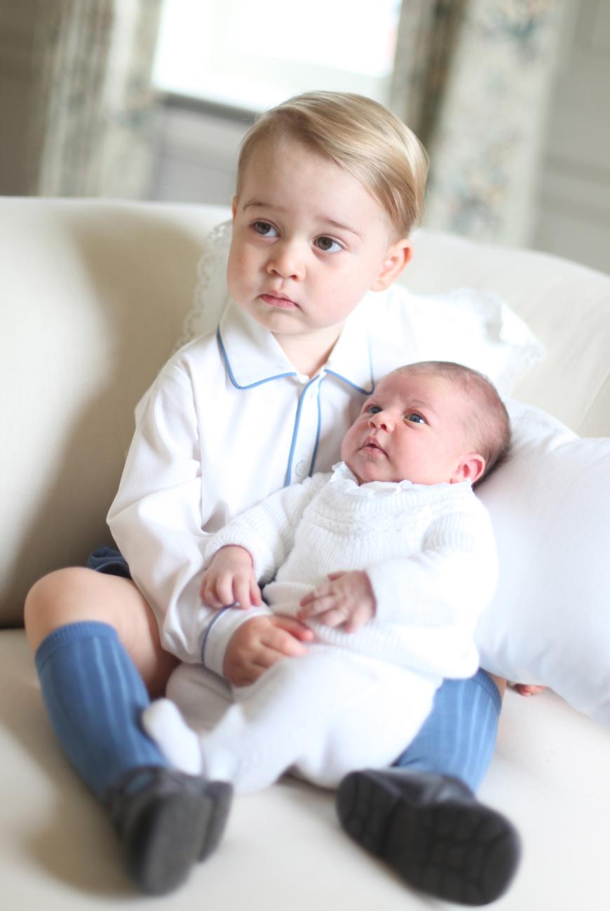 Der kleine George kommt ganz klar nach seinem Papa! Wem sieht die kleine Prinzessin wohl ähnlich?