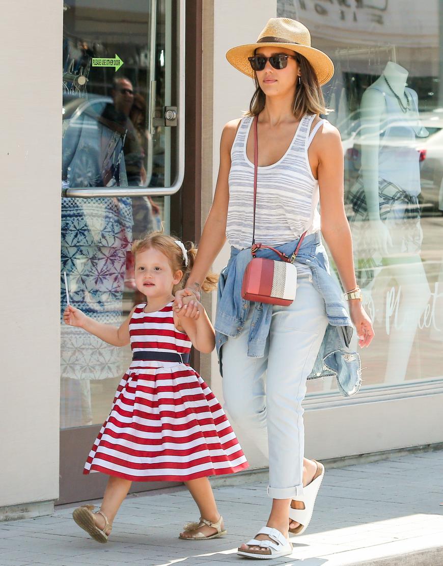 Stylische Mami: Jessica Alba beweist, dass bequem und modisch keine Gegensätze sind. In supertrendigen Birkenstock-Sandalen macht sie sich mit Töchterchen Haven auf den Weg zum Spielplatz.