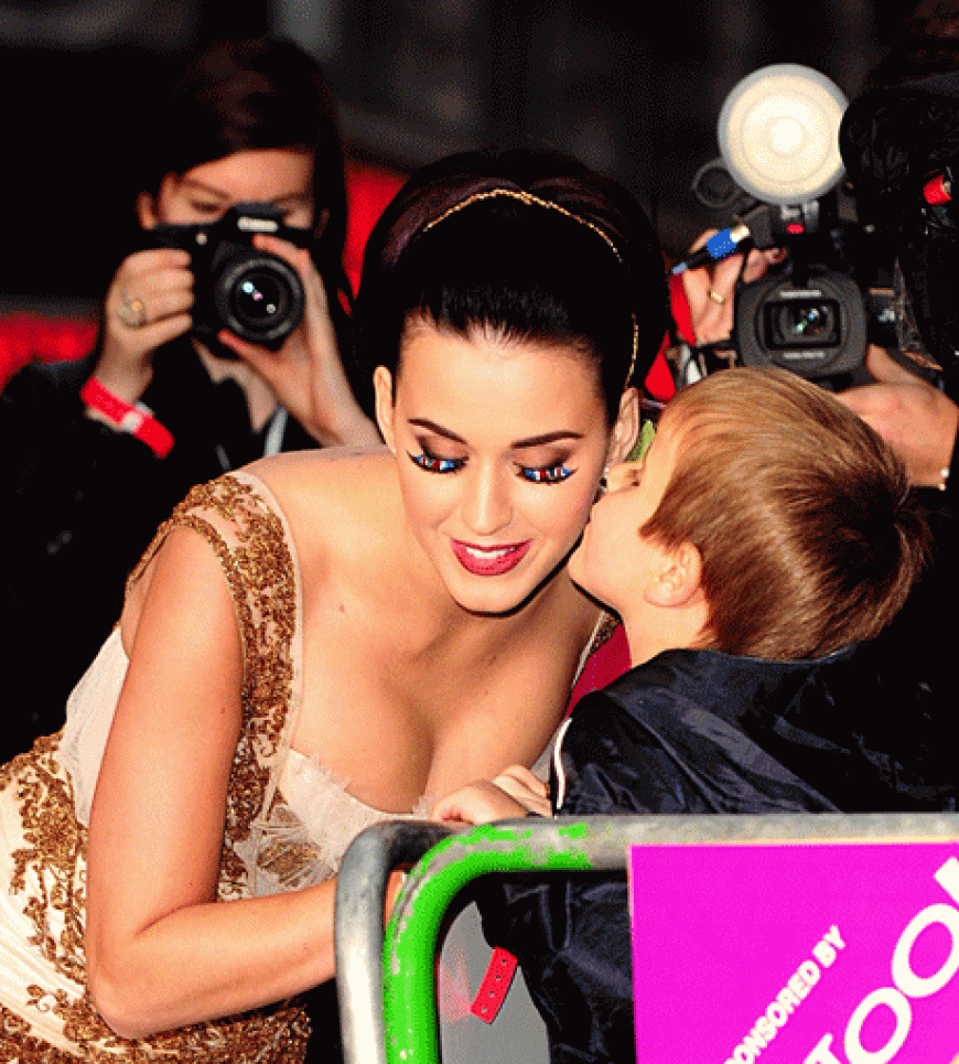 Aww! Katy Perry lässt sich von einem kleinen Fan einen Schmatzer geben.