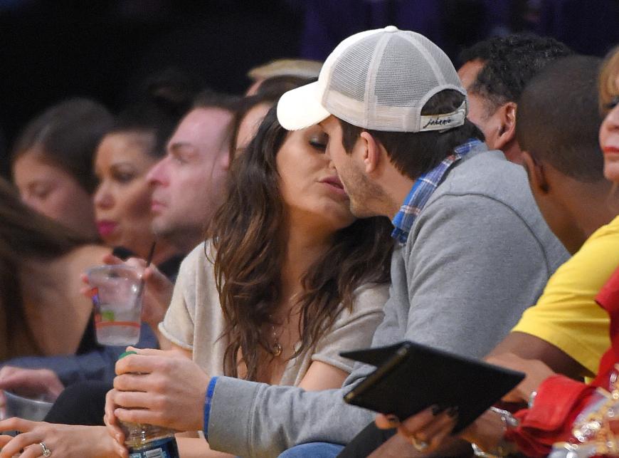 Mila Kunis spitzt schon mal die Lippen für ihren Herzbuben Ashton Kutcher.