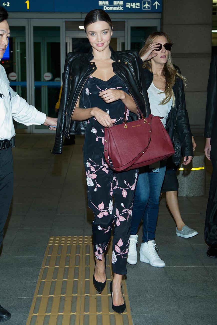 Model Miranda Kerr zeigt uns mit diesem Airport-Look, wie es geht: Ein Overall ist perfekt fürs Verreisen, da er bequem ist und man morgens schnell reingeschlüpft ist. Die High Heels können während des Fliegens ausgezogen werden, geben dem sonst lässigen Look so aber eine elegante Note.