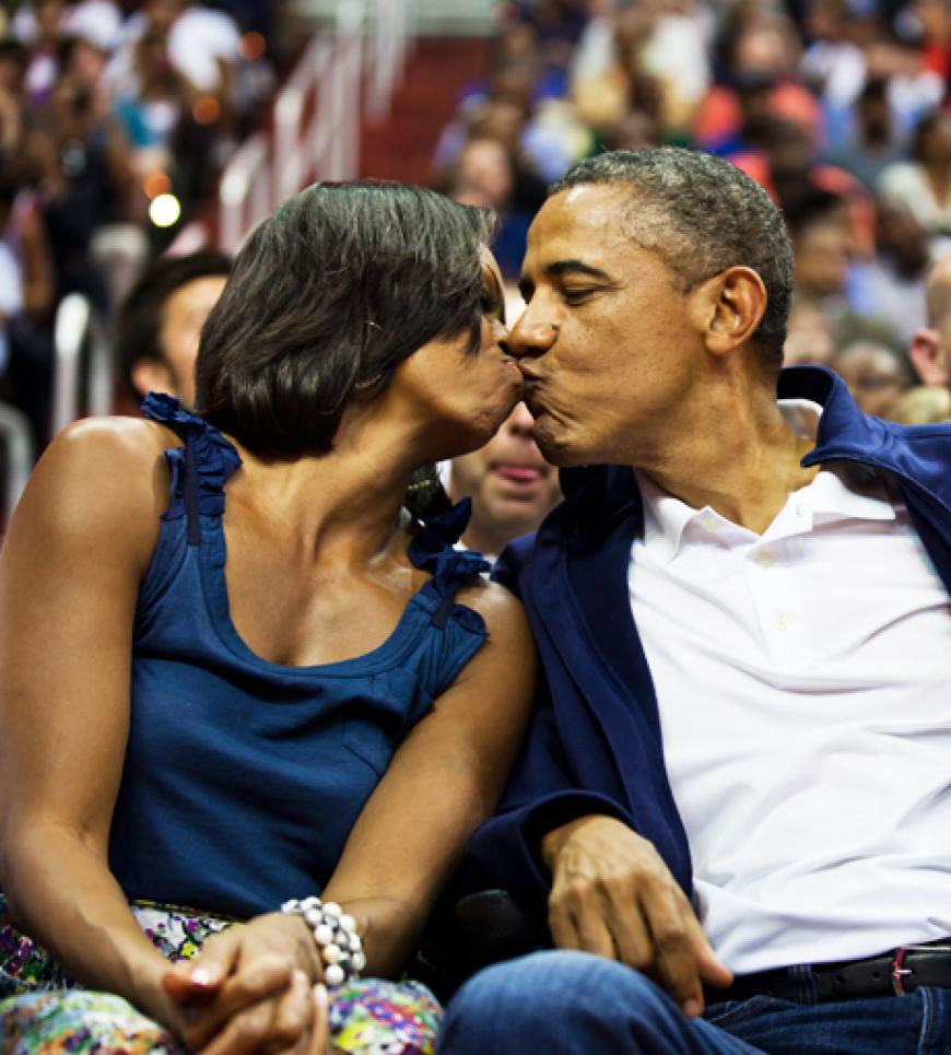 Bussi für die Liebste: Barack Obama küsst seine Frau Michelle Obama, nachdem sie von der