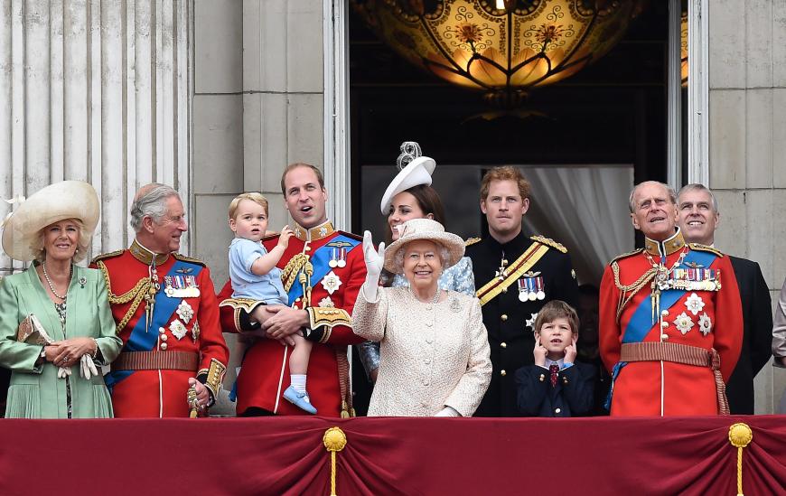 Die ganze Royal Familie zusammen. Nur die kleine Prinzessin Charlotte ist noch nicht auf dem königlichen Balkon.